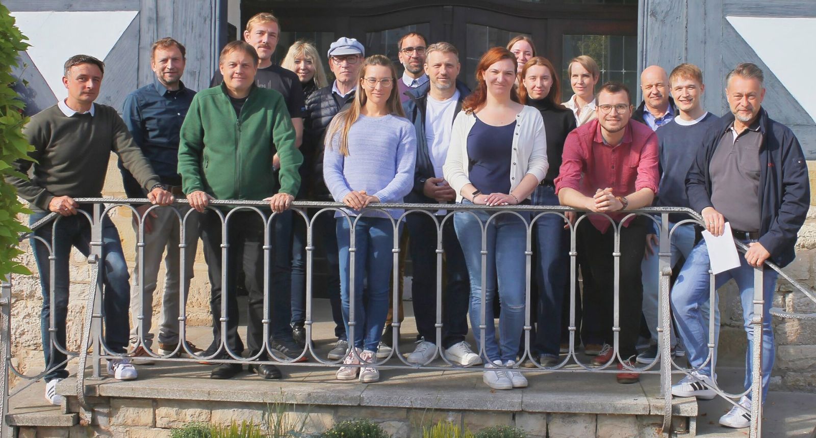 Gruppenfoto von Teilnehmenden der Fachexkursion zu Radverkehrskonzepten vor einem historischen Gebäude in Wolfenbüttel.